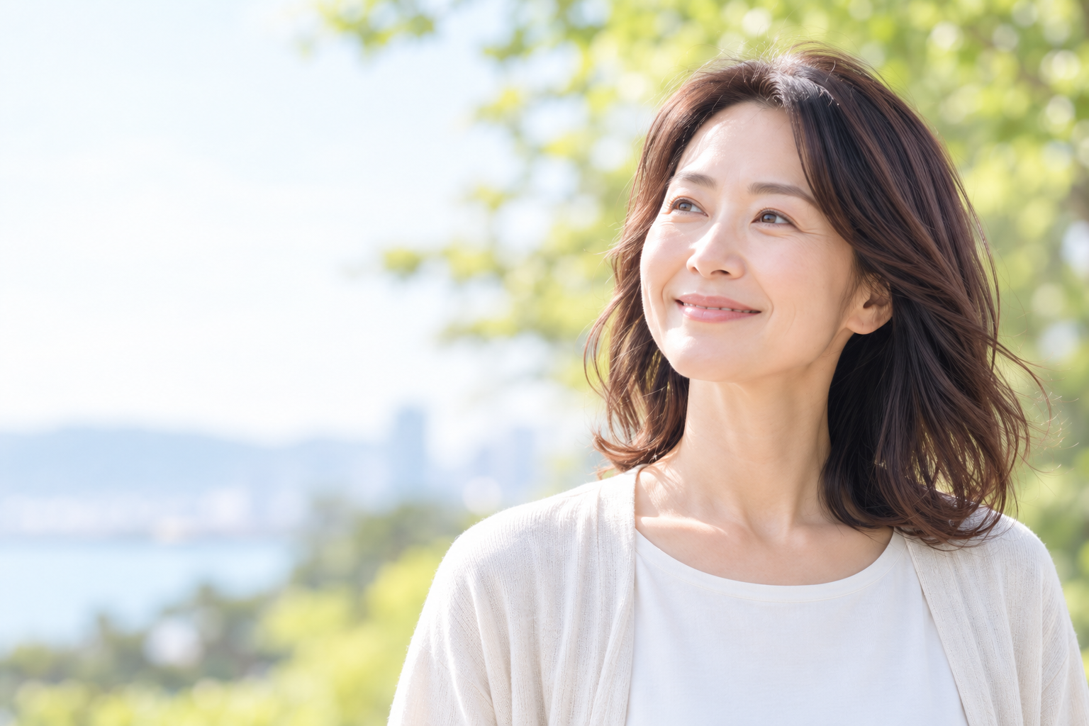 女性の肩から上のアップ写真のイメージ