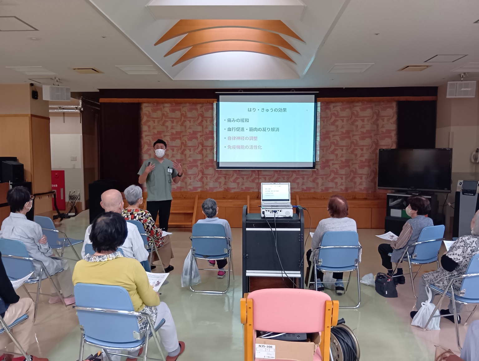 参加者に健康について伝える勉強会の様子