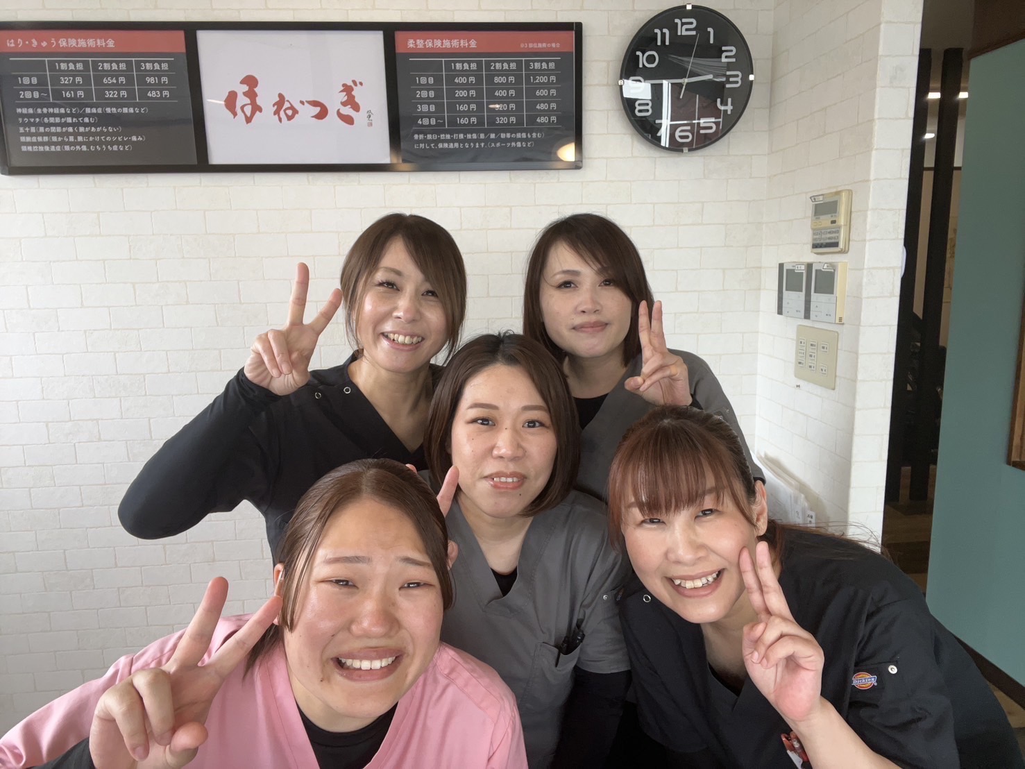 笑顔で集まる5人のスタッフ