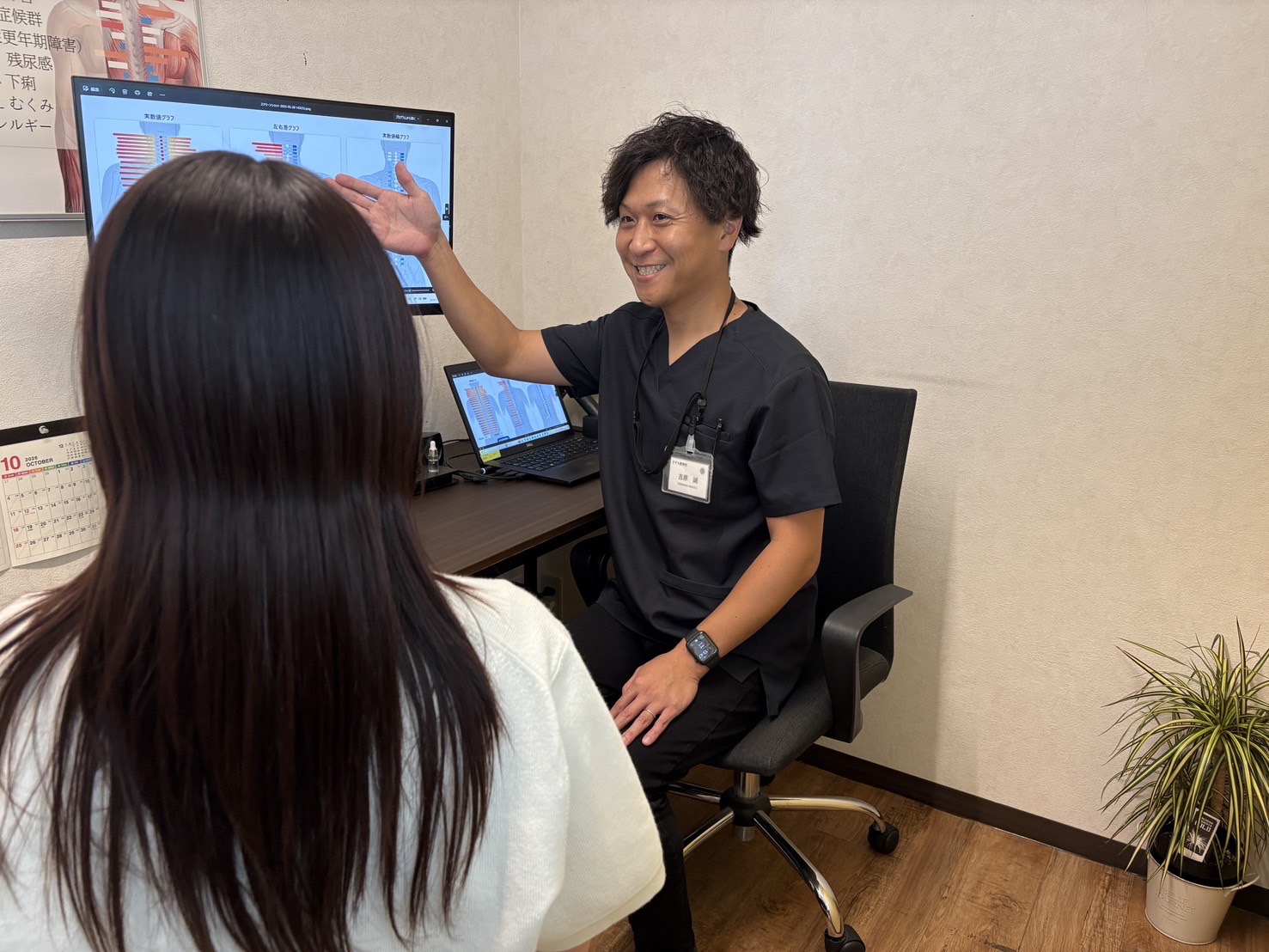働く女性の健康を支えるスタッフが身体の状態を説明する様子