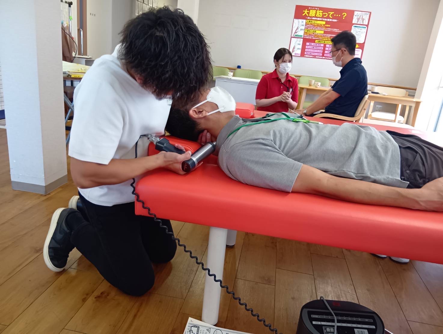 施術に取り組むスタッフの様子
